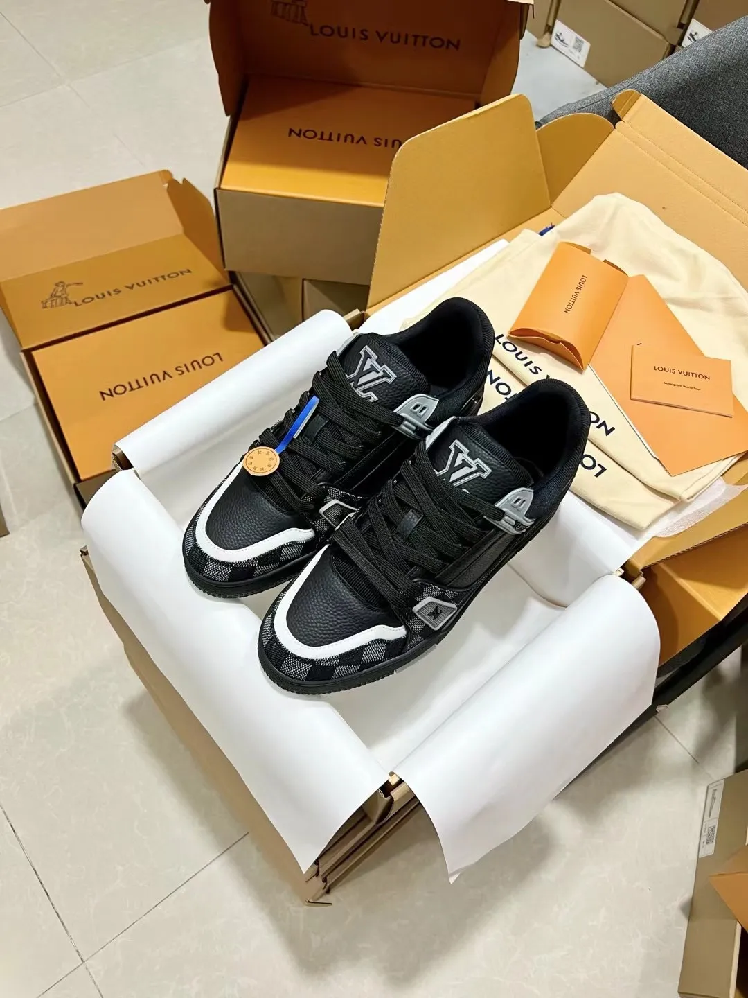 🚗Factory price: 840💰Male size# Dongguan top purchasing version LV trainer "Couple limited series casual sports basketball shoes, good-looking, handsome on the feet, every color is huge and beautiful! A must-have item for fashionistas🛍 Original custom-made embossed grained calfskin (non-market microfiber leather, everyone needs to distinguish!) Symmetrical old pattern washed denim; all accessories and accessories are customized according to the original 1:1 Even the color matching of the shoelaces is 1:1 customized. Many small designs must be original to be seen. The quality lies in the details! The original consistent chip tag can be purchased directly from the LV official website😏 Please look for our quality‼ ️Please pay attention to the market currency materials! Outdoor driver’s driving shoes🚗